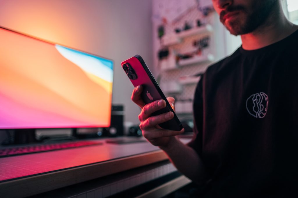 Homme tient téléphone
