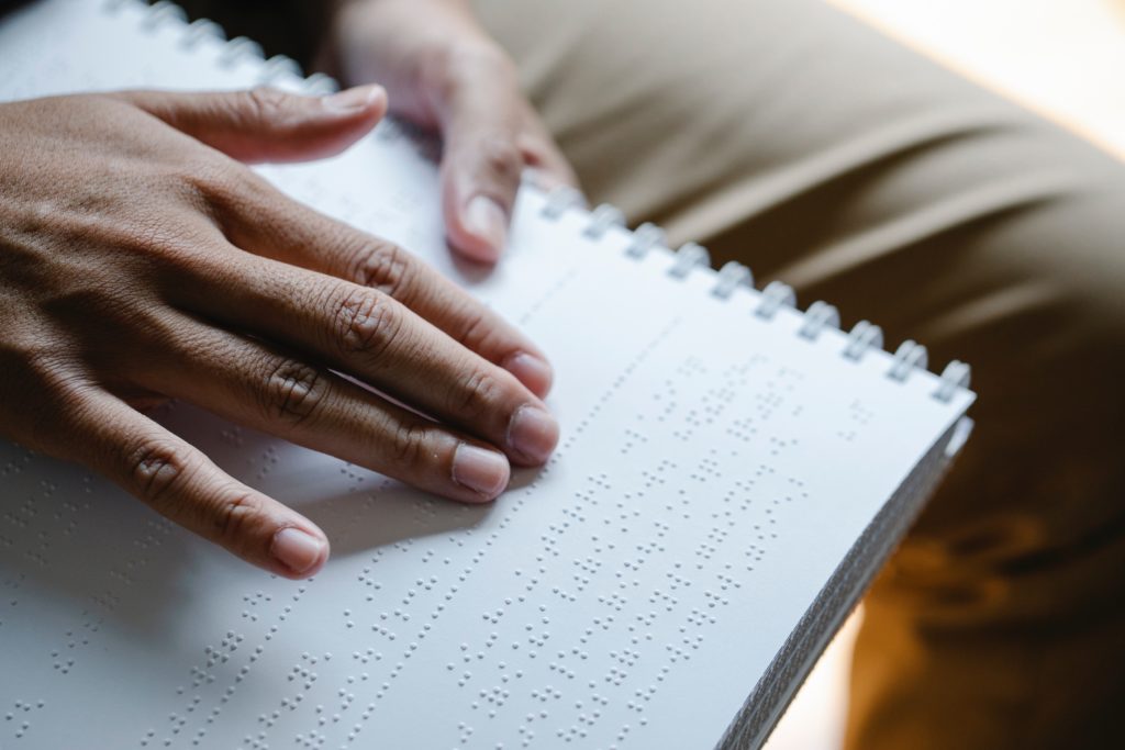 main lisant du braille